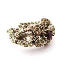 Schöner ring mit rotem - schöner,