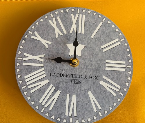 Ladderfield fox wanduhr - &,