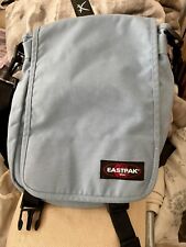 Eastpak, kleine  Umhängetasche sommerlich blau