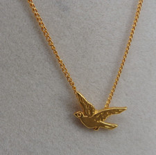 Neugablonz Dieter Knobloch: Figürlicher Anhänger Schwalbe an Kette (117473)