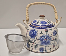 Teekanne aus Keramik mit Bambusgriff, Edelstahlsieb und blauem Blumenmuster