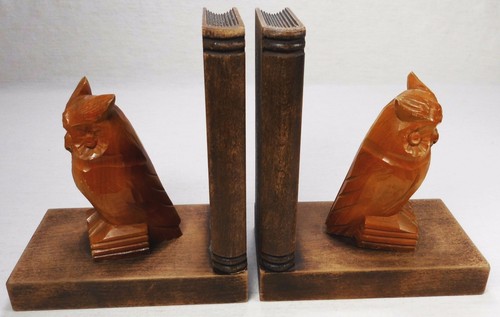 Zwei buchstützen aus holz - aus,