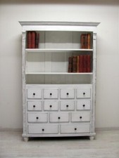 schöner Apothekerschrank in