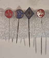 4 alte Anstecknadeln 1. FC