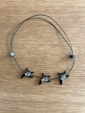 Schwarze Halskette - Niki de Saint Phalle