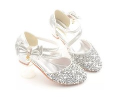 Festliche Kinderschuhe für Mädchen mit  Absatz.