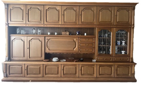 Großer brauner holz - großer, holz-schrank