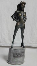 RETRO GIRL MEMORIAL STATUE -