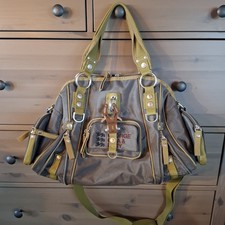 George Gina Lucy Tasche ×