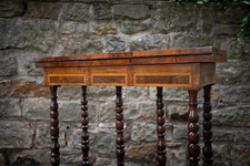 Geheimnisvolle Nussbaum-Konsole, Biedermeier, Ausklappbar