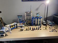 lego Polizeistation mit verschiedenen Fahrzeugen
