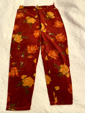 Oilily - Samthose - Grundton weinrot mit Rosenmotiv