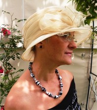 Damenhut traumhafter Organzahut Anlasshut in Hellbeige Hochzeit Ascot Elegant