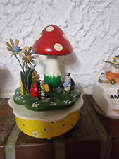 schöne Holz-Spieluhr Marienkäfer mit Blumen und Fliegenpilz, gebraucht 