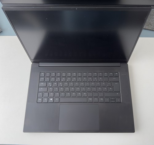 Razer blade base - 15, •