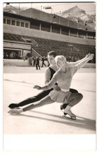 Fotografie Eiskunstläuferin Marika Kilius beim Training, Rückseite mit Untersch 