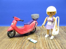 Strand Girl mit Motorroller