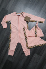 Designer Burberry 3-teiliges Geschenkset, Mädchen rosa 6 Monate Body, Mütze, Lätzchen 189£