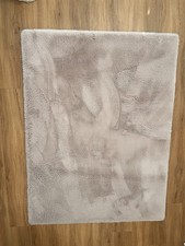 Flauschiger Fellteppich in Rosé