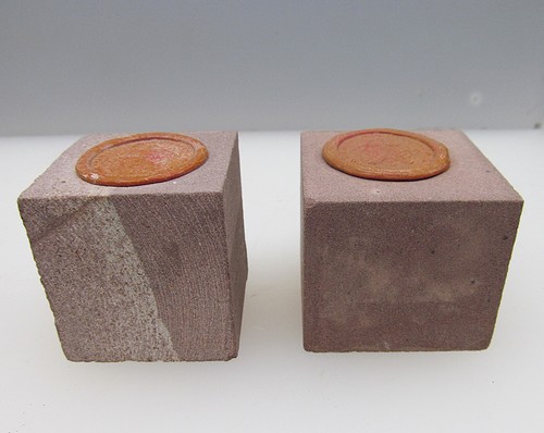 Zwei sandsteinwürfel mit - zwei,