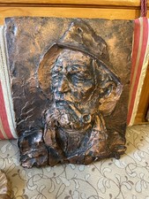 Reliefplatte aus Metall - Porträtkopf mit Hut - Künstlerarbeit