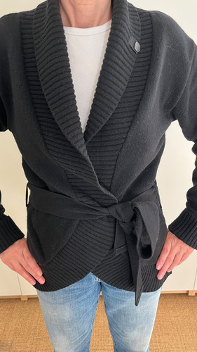 Schwarze woll strickjacke mit - woll-strickjacke,