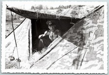 Wehrmacht Stabsfeldwebel mit Pfeife in Tarnzelt Camo - WK2 Foto 10x7cm