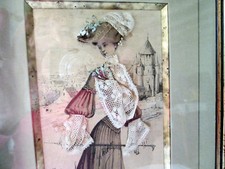 GLASRAHMEN JUNGE FRAU AUF