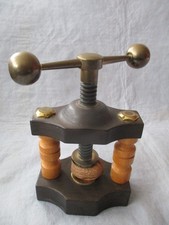 Alter Nussknacker Presse   Höhe 15,5cm bis 21,3cm