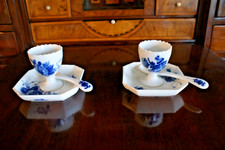 Royal Copenhagen "Blaue Blume"2 Eierbecher mit Unterteller geschweift 2.Wahl