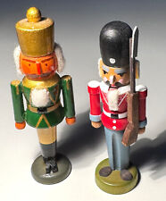 zwei verschiedene kleine Bergmänner Holz ca. 8,5 cm als Nußknacker Weihnachten