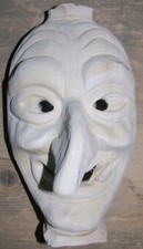 Holzmaske als Hexenmaske