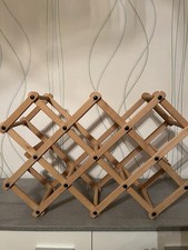 Stilvolles Weinregal