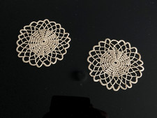 Handarbeit 2 kleine gehäkelte Zier-Deckchen ca. 10 cm beige vintage