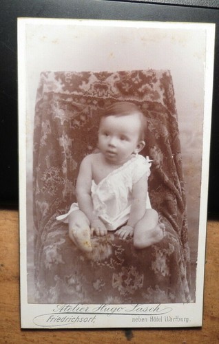 Sitting small child - sitting,