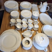 Umfangreiches Geschirrset für 12 Personen