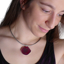 Collier mit großer, weinroter