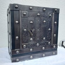 *+ Kleiner antiker Tresor