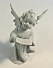 Engel Porzellan mit Buch Weihnachtsbotschaft weiß glänzend H8,8/D3/B5cm