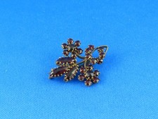 Alte Modeschmuck Brosche mit dunkelroten Granaten - Blume