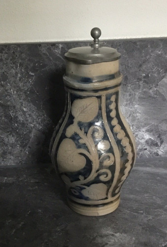 Geritzter steinzeugkrug mit - steinzeugkrug,