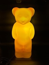 Lumibar „Der Stehende“ – Design Bärenlampe, gelb, Vintage Nachtlicht, 80er/90er,
