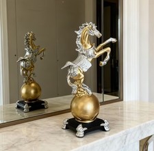 Edle pferde skulptur - auf, kugel
