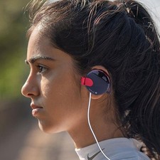 Clip-on-Ohrhörer mit Kabel und tragbarem 3,5-mm-Ohrbügel. Sport-Ohrhörer sind