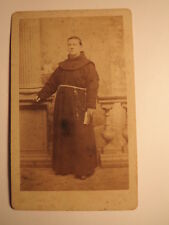 stehender Mönch in Kutte mit Buch - Mönchskutte - Geistlicher - Kulisse / CDV