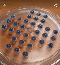 Solitaire Spiel aus Glas mit blauen Murmeln 