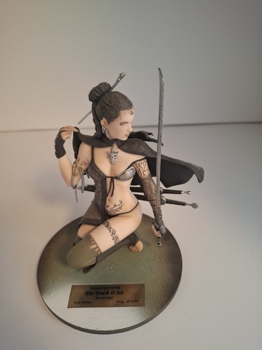Luis royo statue - ", touch