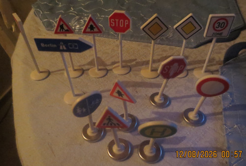 Verkehrsschilder stop - 14,