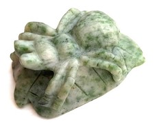 Edelsteinfigur Vogelspinne auf Blatt aus Aventurin