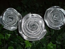 50 x große Krepprosen silber Silberhochzeit Jubiläum Hochzeit Blumen Geburtstag